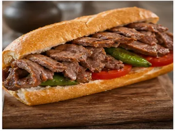 Ekmek arası ızgara et, domates ve biber ile servis