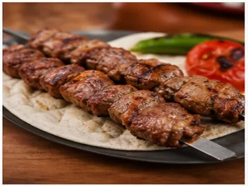 Izgara et şiş, domates ve biber ile servis